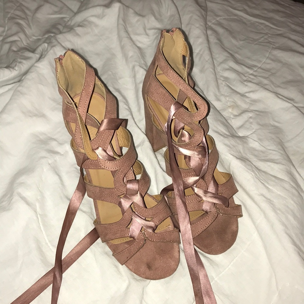 Block lace up heel!!!